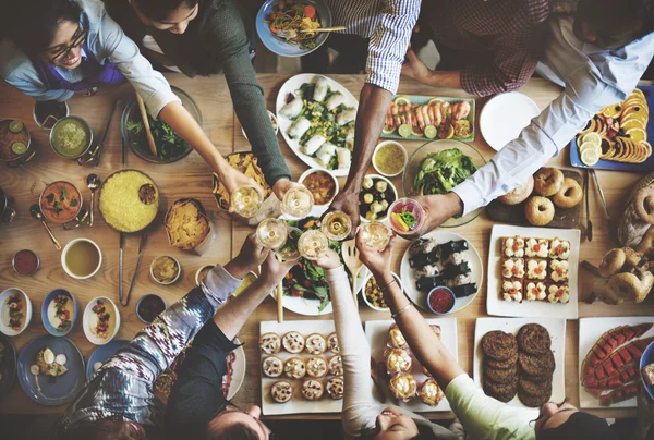 Amigos comiendo para la mesa grande — Foto de Stock