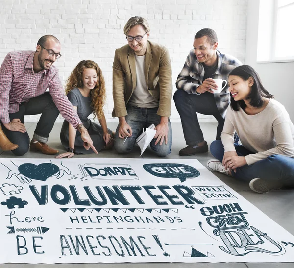 Projektanci pracujący z plakatu i wolontariuszy — Zdjęcie stockowe