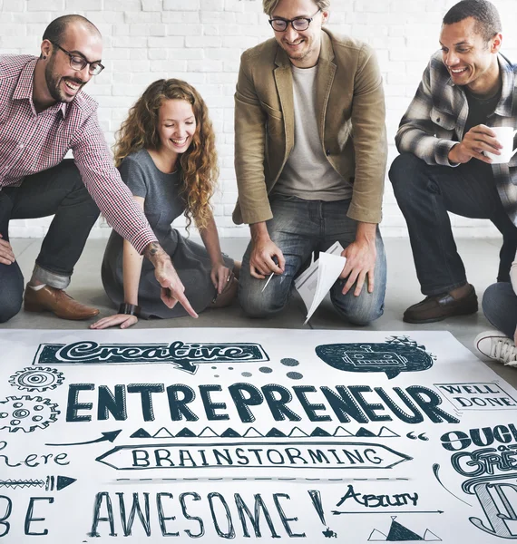 Designers travaillant avec affiche et Entrepreneur — Photo