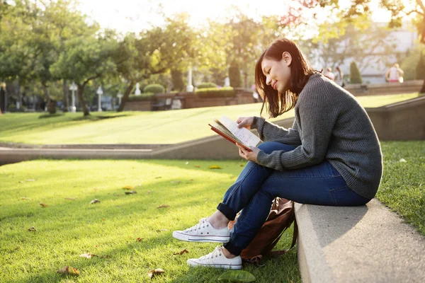 Mujer asiática leyendo —  Fotos de Stock