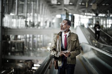 yürüyen merdiven üzerinde Afrika adam