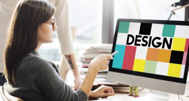 tasarımı ile monitörde gösterilen kadın