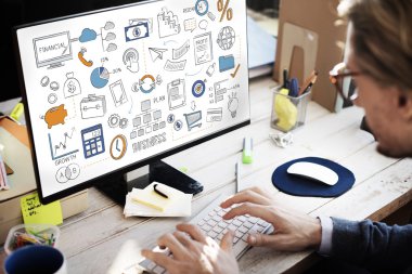 işadamı monitör çevrimiçi iletişim ile seyir