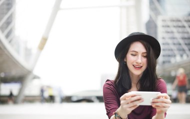 Cep telefonu kullanan kadın 