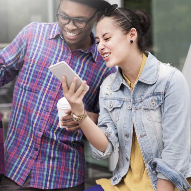 İle akıllı telefon alışveriş sonra çift