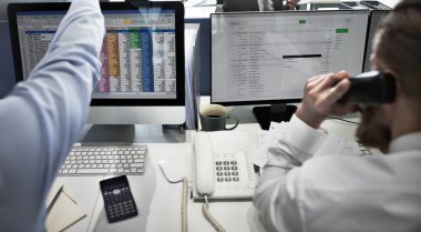 çalışma iş adamları ve elektronik tablo