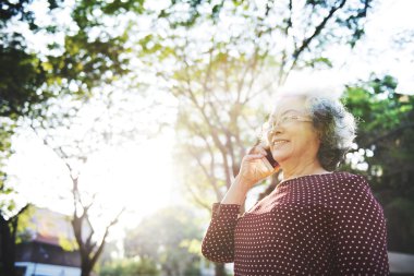 yaşlı kadın ile cep telefonu