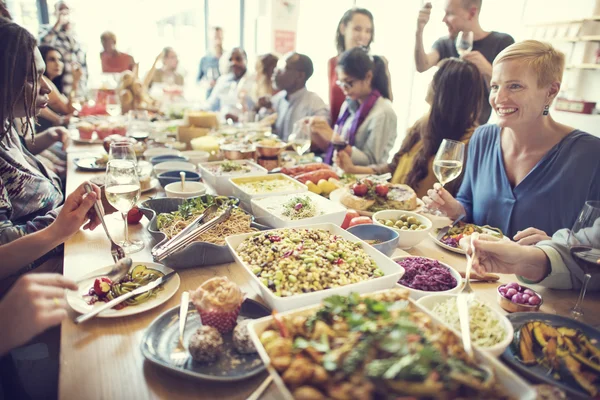 Menschen genießen Essen — Stockfoto