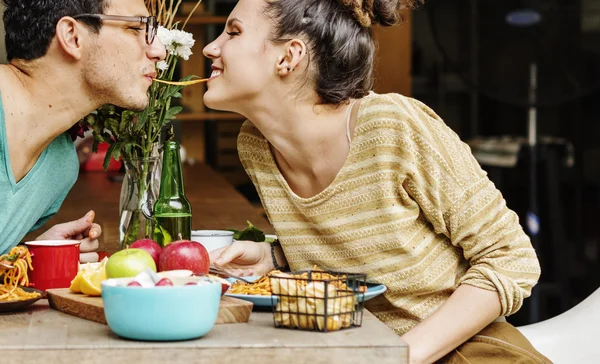 Conceito de Comer alimentos para casais — Fotografia de Stock