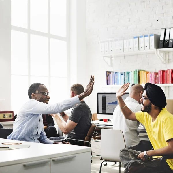 Diversiteit mensen werkzaam in kantoor — Stockfoto