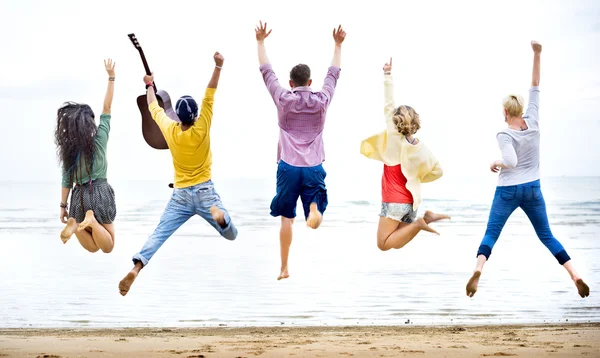 Diversidade de amigos no conceito de praia de verão — Fotografia de Stock