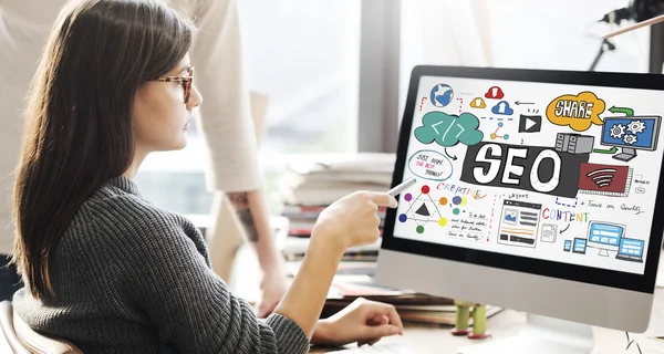 Woman showing on monitor with seo — Stock Photo, Image