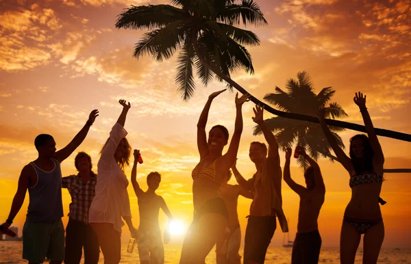 Lidé těší plážové párty — Stock fotografie