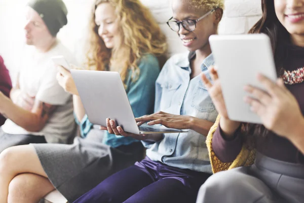 Diversidad Personas con dispositivos digitales —  Fotos de Stock