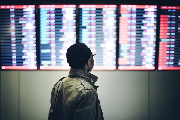 Podnikatel čekání na letišti — Stock fotografie