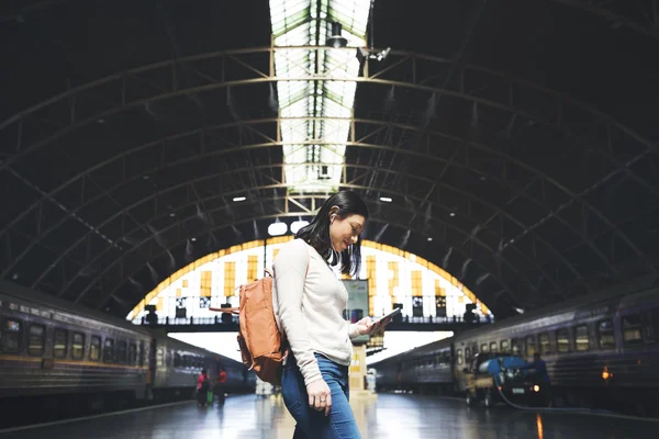 Asiática mulher à espera de trem — Fotografia de Stock