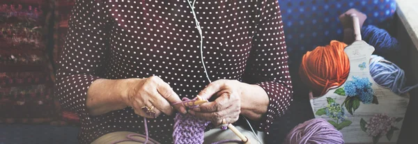 Elderly woman crocheting — Stock Photo, Image