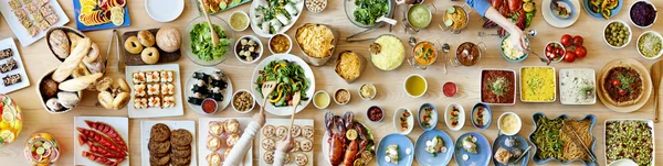 Przyjaciele jedzenia na duży stół — Zdjęcie stockowe