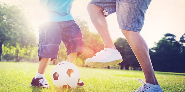 Gry w piłkę nożną z małym synem ojca — Zdjęcie stockowe