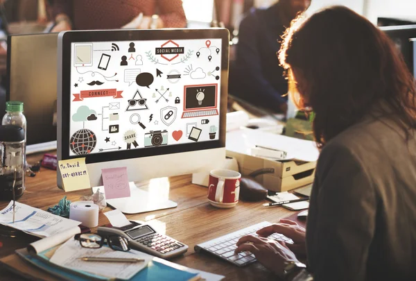 Monitor de computador com mídia social — Fotografia de Stock