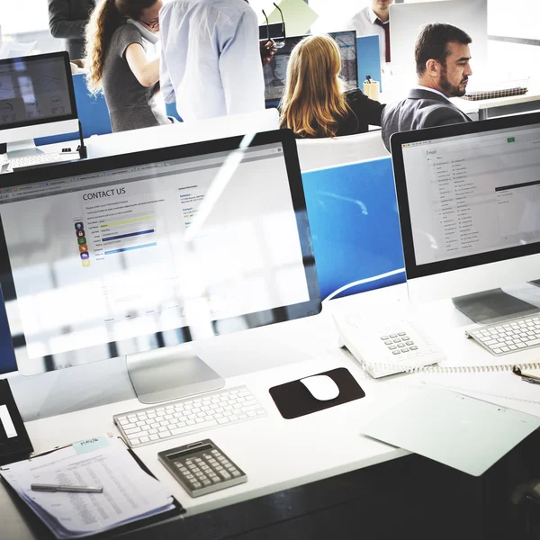 Equipo de negocios ocupado trabajando — Foto de Stock