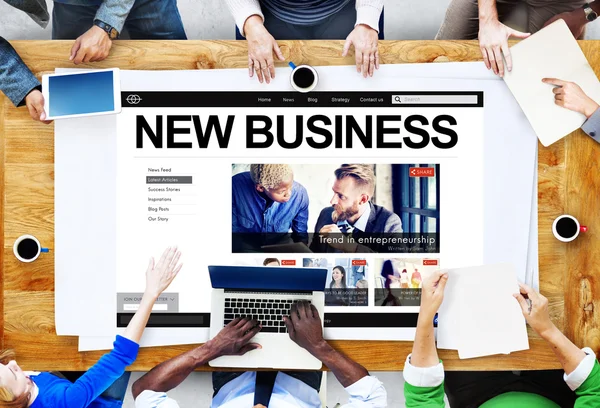 People sitting at table and discuss work — Stock Photo, Image