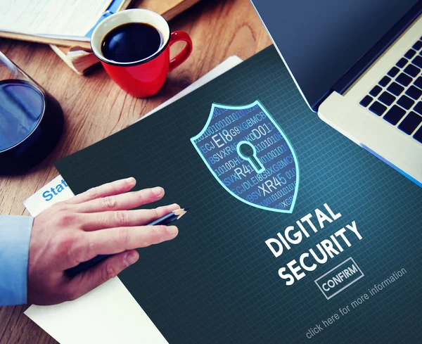 Man som arbetar med Digital säkerhet — Stockfoto
