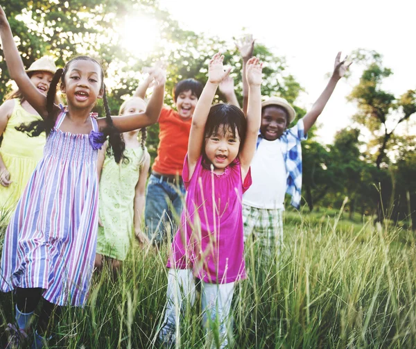 Kinder spielen im Freien — Stockfoto