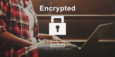 dizüstü bilgisayarda çalışan ve şifreli bir kadın