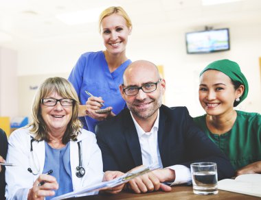 Doktor tartışma sırasında grup