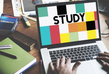 dizüstü bilgisayar kullanan adam 