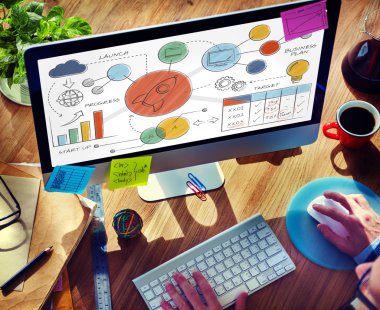 klavyede yazarak adam