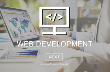 dizüstü bilgisayar ve web geliştirme üzerinde çalışan kadın