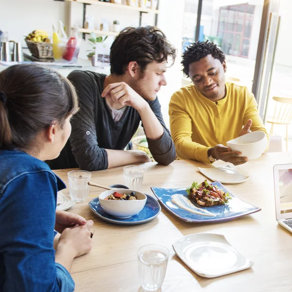 Pessoas comendo refeição conceito caseiro — Fotografia de Stock