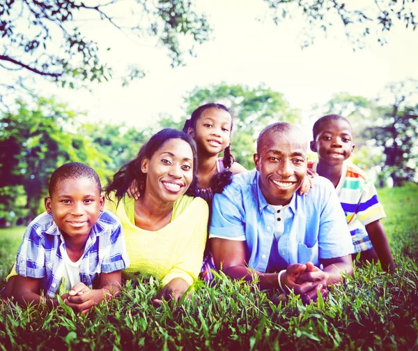 Красивая африканская семья в парке — стоковое фото
