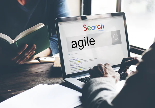 Computerscherm en Agile snelle Concept — Stockfoto