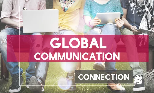 Студенты колледжей и глобальные коммуникации — стоковое фото