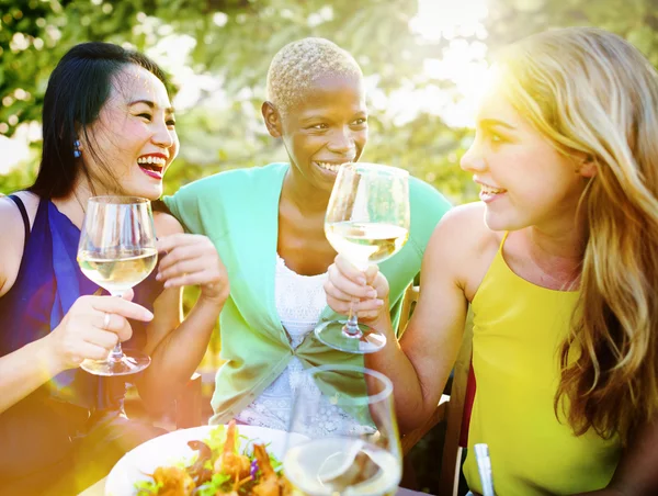 Vrouwelijke vrienden drinken — Stockfoto