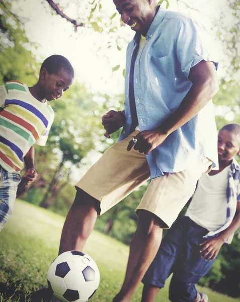 Padre jugando al fútbol con niños — Foto de Stock