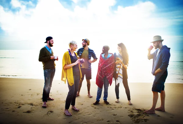 Koppla av på stranden vänner — Stockfoto