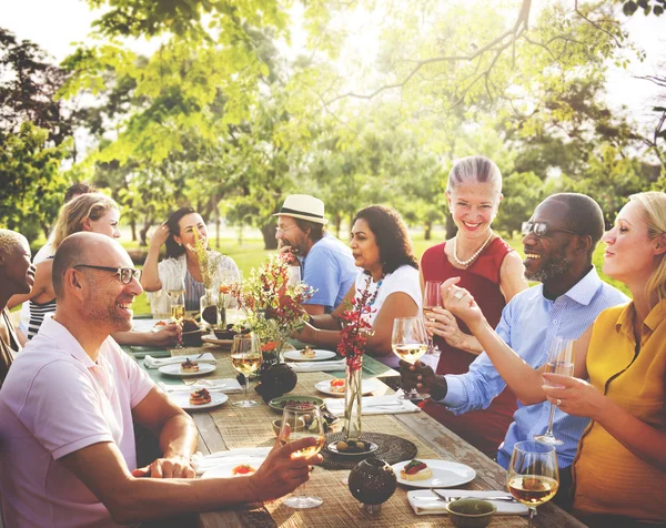 Vicini che bevono alla festa — Foto Stock