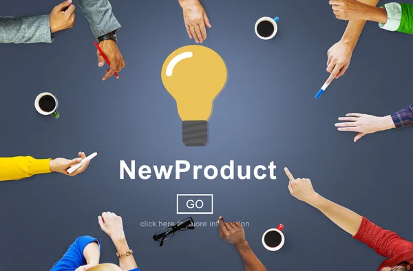 Geschäftsleute zeigen auf neues Produkt — Stockfoto