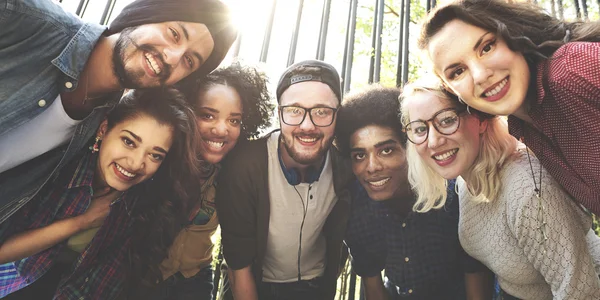 Étudiants qui regardent la caméra — Photo