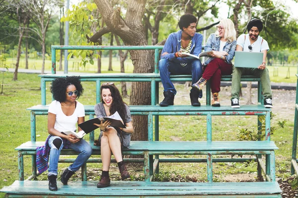 Студенты колледжа, обучающиеся в парке — стоковое фото