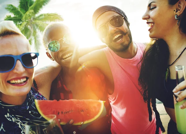 Amigos en la playa durante las vacaciones — Foto de Stock