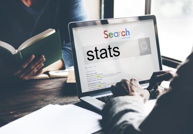bilgisayar ekranı ve istatistikleri mali kavramı