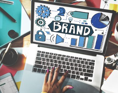 Laptop ekran üzerinde marka ile