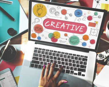 dizüstü ekran üzerinde yaratıcı