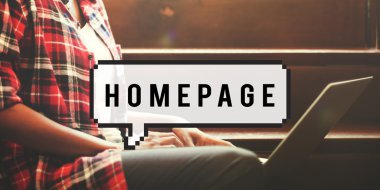 laptop ve ana sayfa üzerinde çalışan kadın