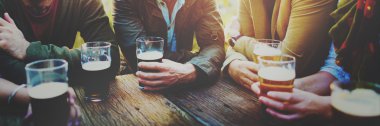 İnsanlar asılı dışarı bira ile